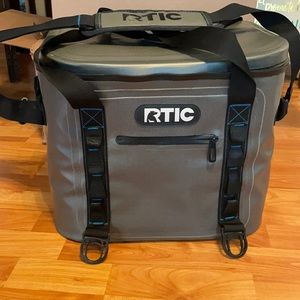 Gently used RTIC 30 can cooler!